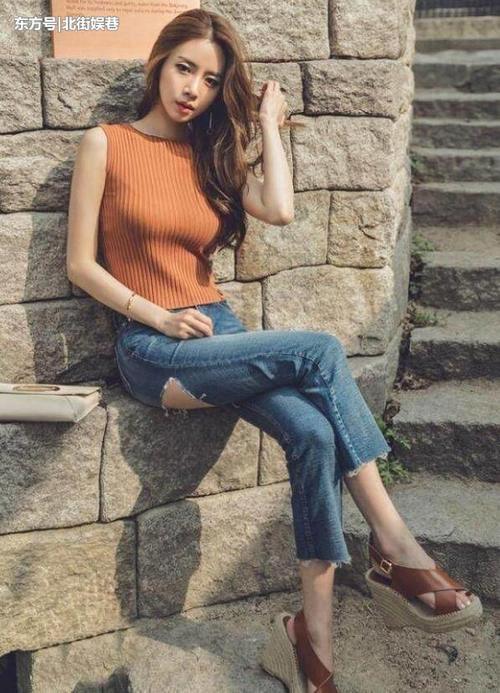 路人街拍：自信漂亮的牛仔裤美女，身材高挑有型！