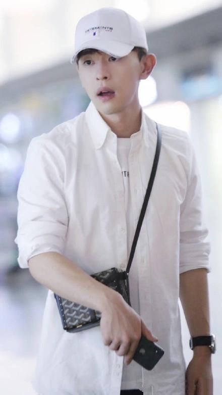 邓伦现在的模样斯文帅气，早期可不是这样的，这些造型你见过吗？