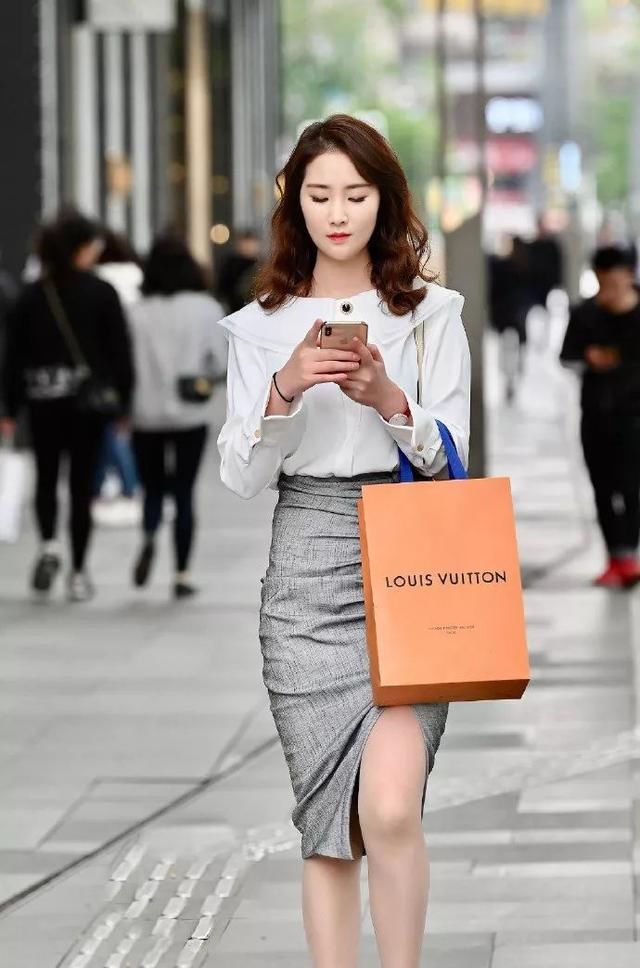  『小美女』时尚小美女:魅力小黑裙搭配黑色高跟鞋