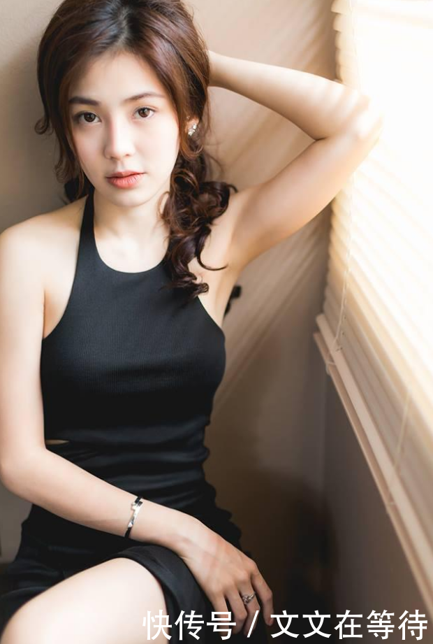  #喜欢看#美女和书选谁呢