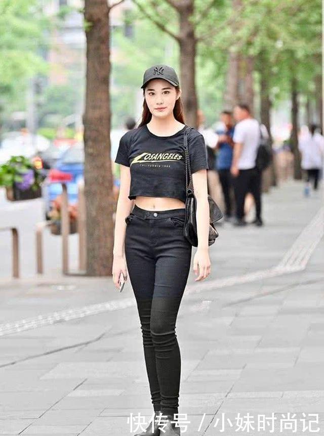 清爽:街拍:牛仔裤显最美最炫的街头风,给人清爽又落落大方的感觉