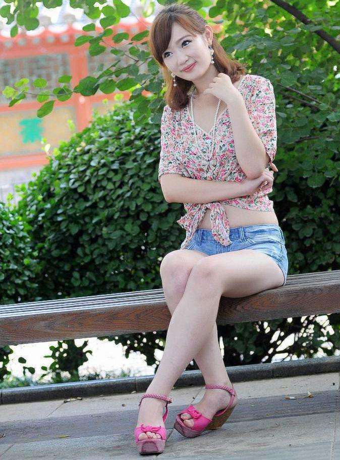 街拍：文静的小姐姐一款牛仔短裤，有着俏皮的不羁个性