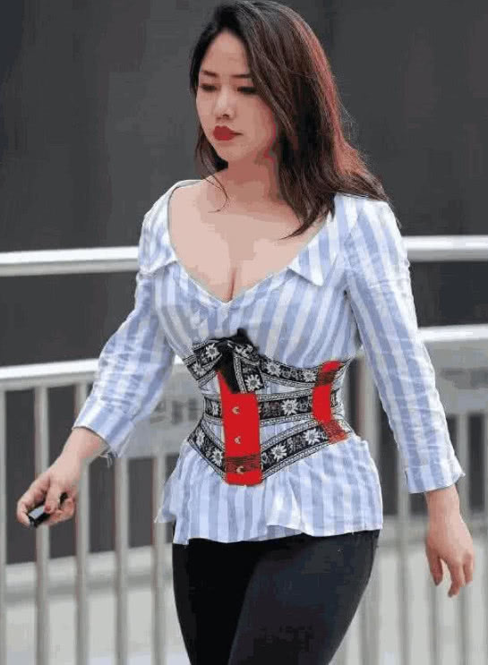 美女的身材太好了，被人称为极品，下一秒你就知道微胖是什么了