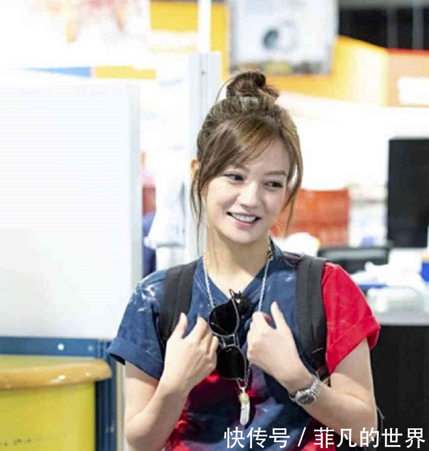 赵薇又作妖，穿“两条”牛仔裤出门，网友居然一点都不丑！