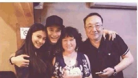 黄晓明含泪发文是卖惨?还是真有人想绊倒他?四处豪宅说明一切