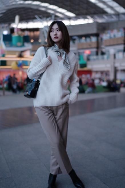 #宽松#裤子塞进短靴里好老土，懂得时髦的女人都流行这么穿，时尚更新潮
