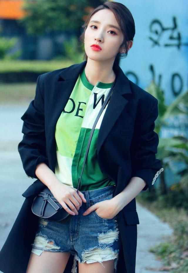 安利点唐艺昕美图，身身够迷人 网友：拿她解解馋，真养眼