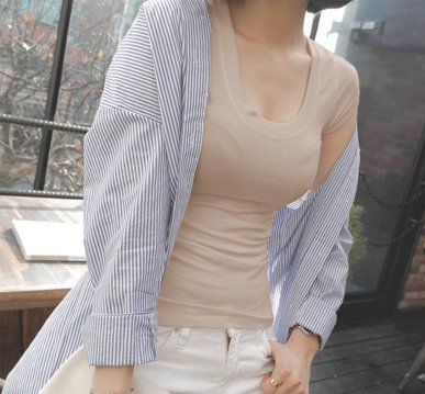 前凸后翘别藏着掖着!紧身T恤性感火辣，加上热裤勾勒迷人水蛇腰