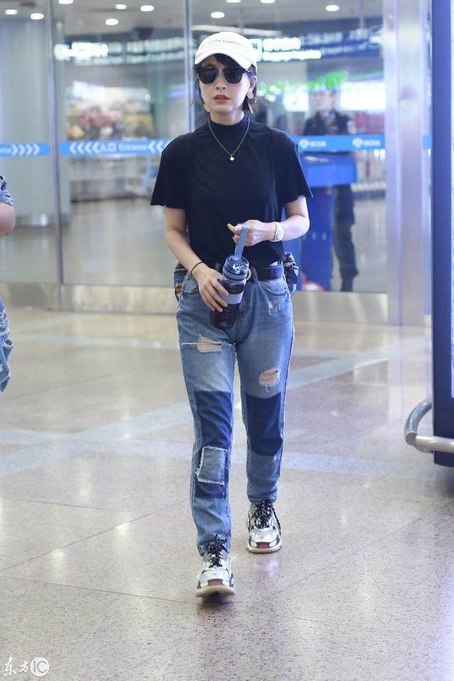 郝蕾真大胆! 穿的蕾丝连衣裙也太透明了 网友: 根本遮不住还不如