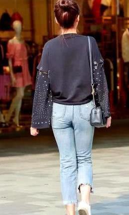 牛仔裤的样式越来越多啦，但是牛仔裤还是主要以水洗蓝色为主