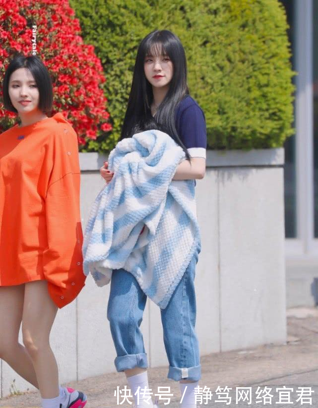  修饰她@人人嫌丑的“泡面头”，热巴和刘亦菲都驾驭不住，她却美成洋娃娃
