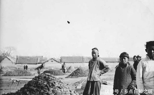  村庄：百年前北方农村老照片：房屋破败道路泥泞，农民穿粗布衣