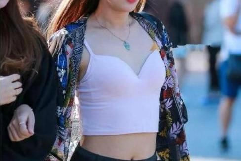 清凉一夏:街拍清纯美女妩性动人心，每一个都清纯至极到世间罕见