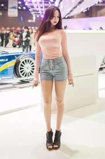 街拍车展上面的热裤美女, 身材与气质俱佳