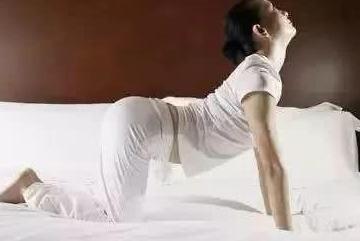 睡前趴10分钟，堪比跑步1小时，肚子平了、腰也细了