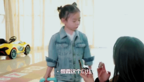 戚薇巴黎时装周看秀，三白眼比ab明显，没戴大美瞳有点认不出来！