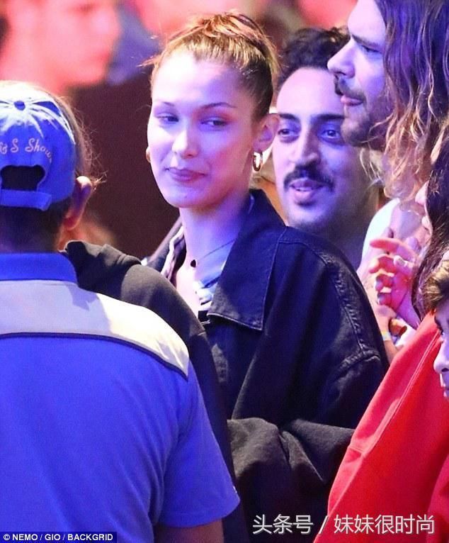 肯达尔詹娜戴棒球帽穿休闲装亮相，不惧分手传闻，笑得非常灿烂！