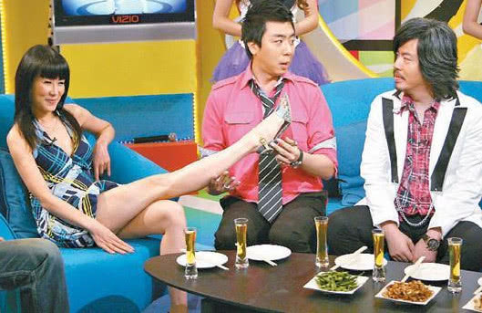 57岁女星甩小26岁男友,征战夜店10几年,脖子上