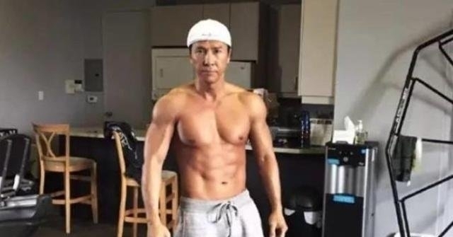 『功夫巨星』都是功夫男,李小龙腹肌精悍,李连杰没腹肌,最后一位厉害了