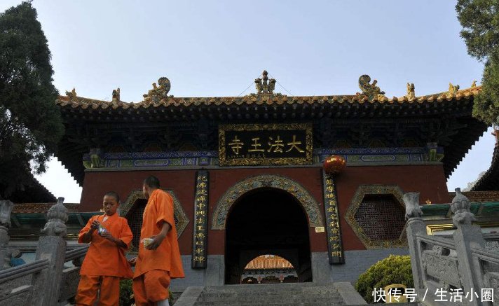 大法王寺地下惊现千年肉身佛像，得知消息后，大量日本人前来跪拜