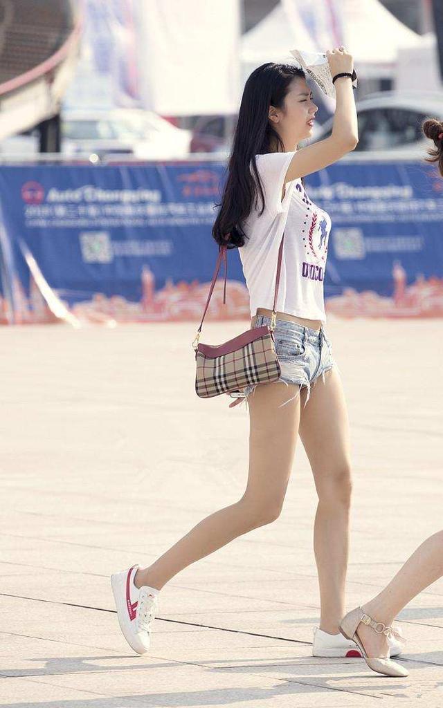 『时髦』街拍:美女身穿长裙,让人眼前一亮,美好又时髦