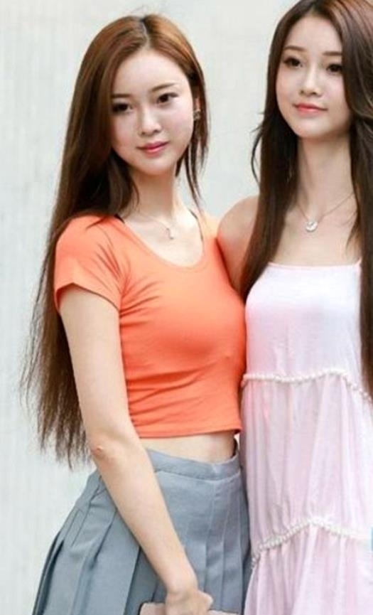 「美女」街拍:身材凹凸有致的美女小姐姐,时尚又性感的穿搭,气质十足!