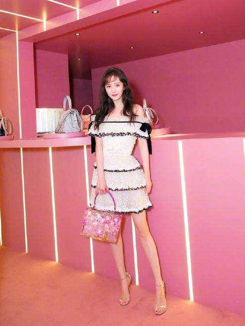 杨紫和关晓彤撞鞋，一个仙女下凡一个惨不忍睹，网友：腿粗好心酸