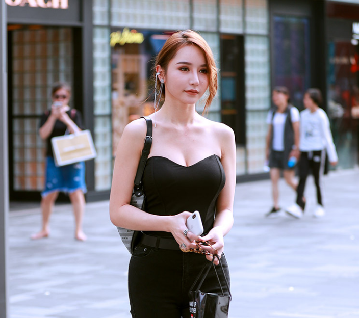 身材一级棒的紧身打底裤美女：大秀玲珑曲线，绽放性格成熟魅力！