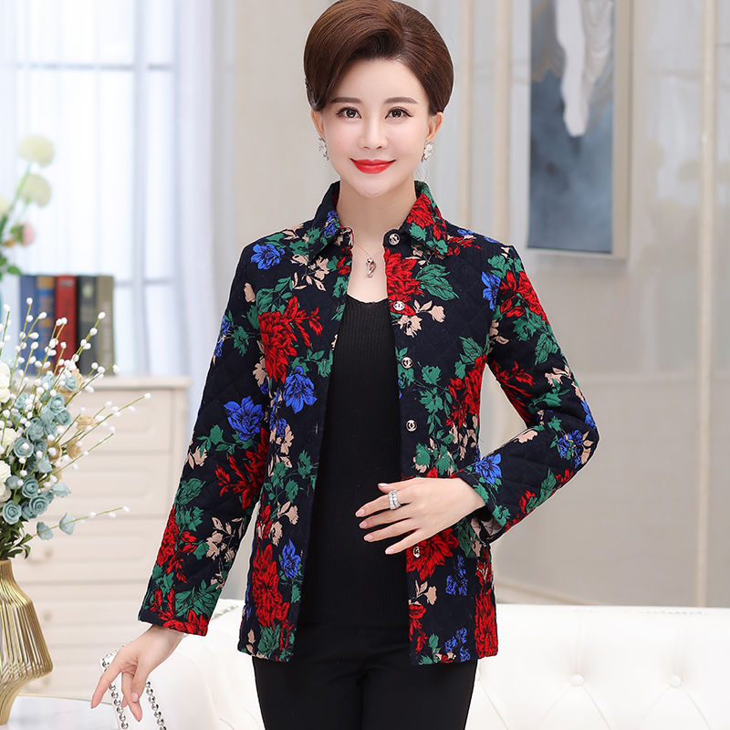 妈妈，秋天从不穿高跟鞋!平底鞋搭配套装，显瘦又减龄