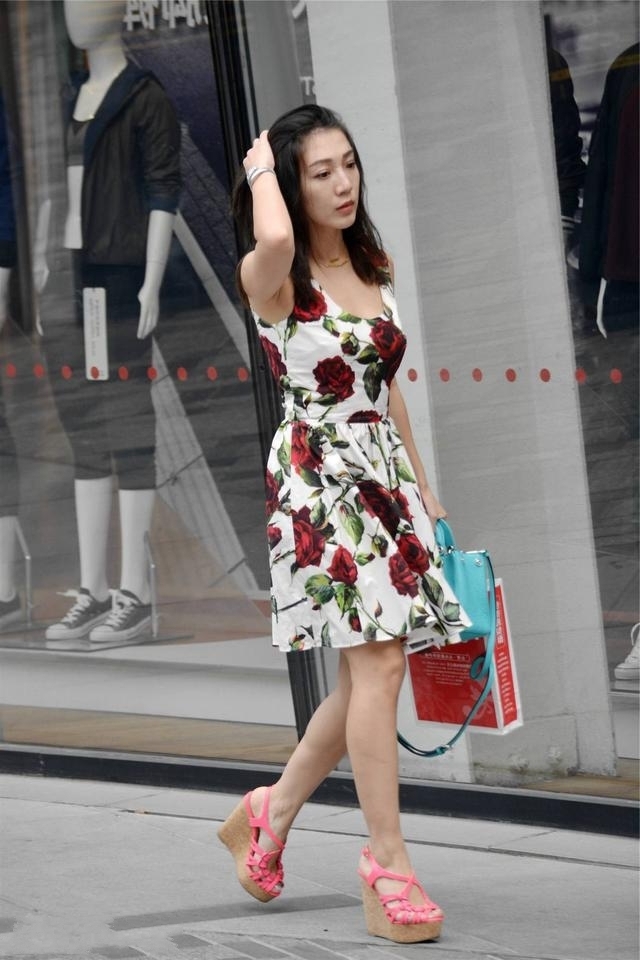 美女|路人街拍,美女搭配简洁美观的连衣裙,显出了一种潇洒随性的气韵