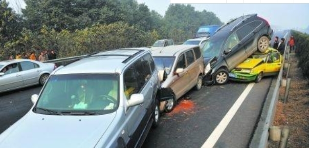 高速公路上前车急刹怎么办？是躲还是撞？交警来告诉你！