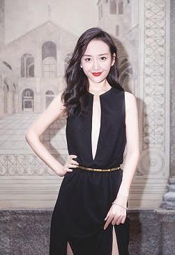 王鸥太敢穿了!深V开到肚脐用一块布遮重点，网友:豁出去了!