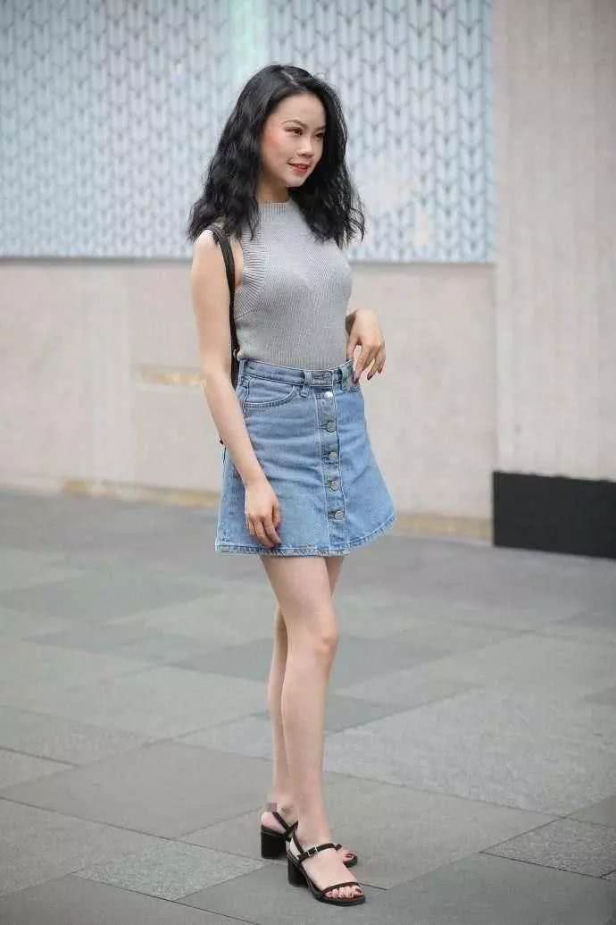 街拍：紧身衣裹出丰满好身材，最后两个小姐姐身材够丰满！