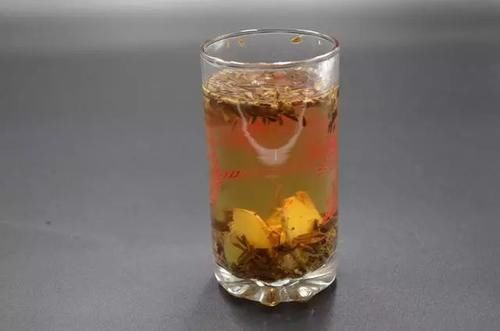  治疗感冒：茶叶水里加几片生姜，作用真强大，喝一次能省几百元，早学早受益