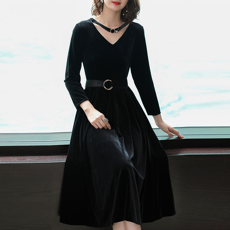 这是一款满满女人味的“金丝绒”裙，若你宠老婆，中秋就送她这裙