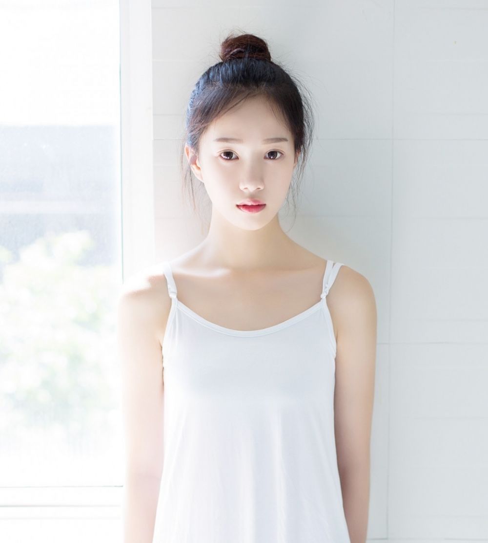 丸子头少女白嫩肌肤私房小清新写真