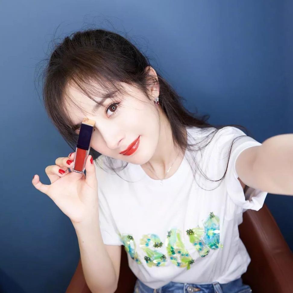 窦靖童周迅忘年交同框,同款搪瓷杯要不要来一只?