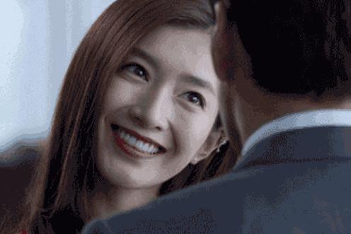 挡不住的尴尬瞬间，口红粘牙都是小事，她的睫毛都掉在脸上