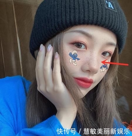 『独特』阿沁复工后尝试“雀斑妆”,用原相机自拍更显独特,不愧是时尚达人