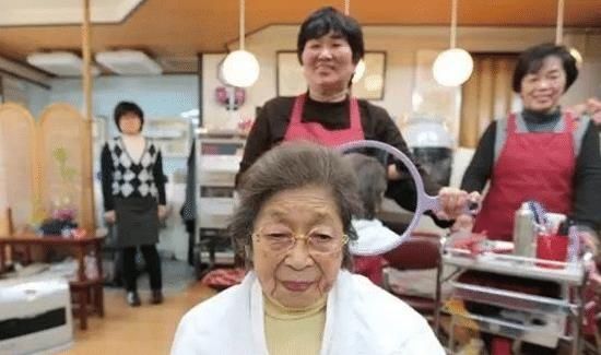  【老龄化】日本严重老龄化，每3人就有一位65岁以上老人，介护缺