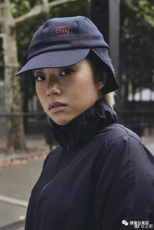 眼妆对于女生有多重要？看看整容级别的王菊就知道