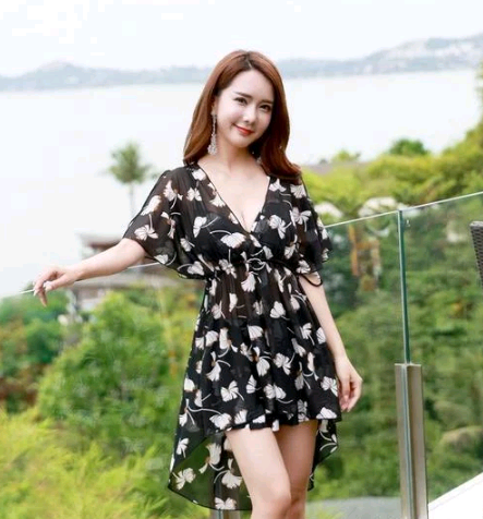 气质女神身穿半透明泳衣，完美身段若隐若现，散发性感迷人气息！