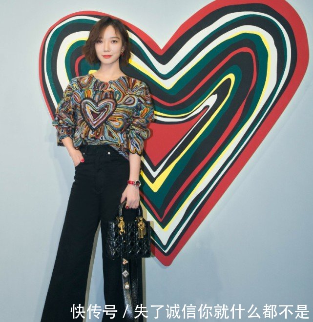 王珞丹腿长歪了？身上的裤子整条跑偏，好想把它拧回来！