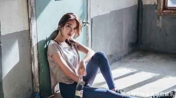 美女|紧身打底裤将美女玲珑有致的身材完美的呈现,突显出优美魅力!