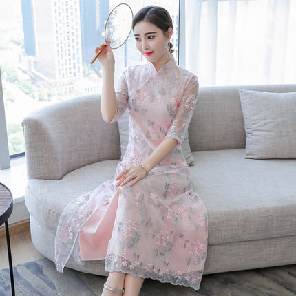 穿上旗袍连衣裙的女人，一颦一笑都能迷倒众生，满满的中国风