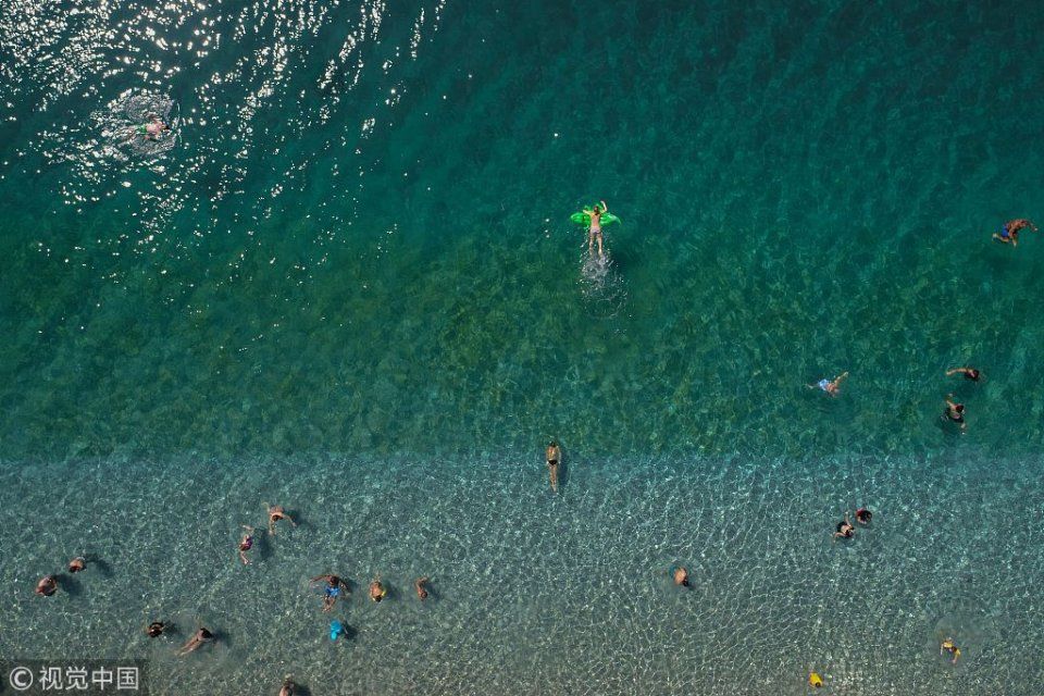 土耳其气温高达42度 民众海滩扎堆纳凉