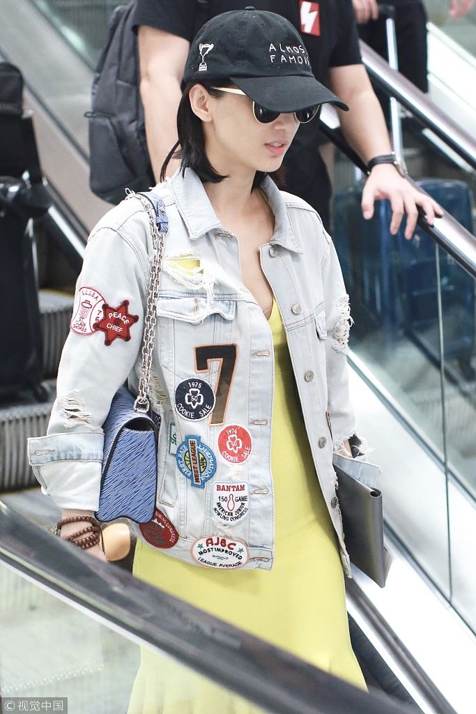 辣妈黄圣依穿小黄裙出行皮肤白皙透亮