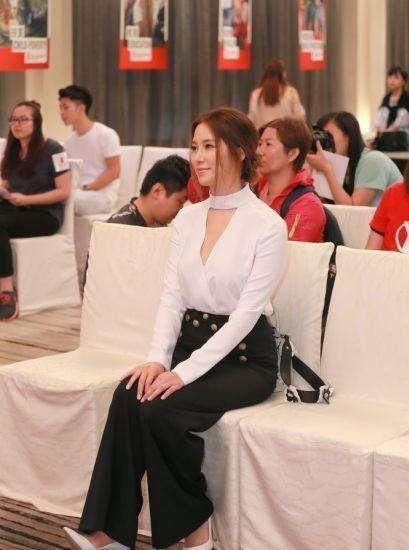 徐子淇穿成这样真是豁出去了！网友：下秒肩带就要滑落了！