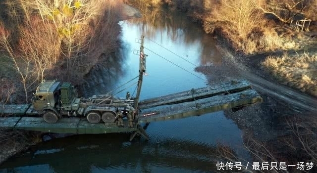  [无人机]俄军工程兵团架设重型机械化桥无人机从独特角度拍摄架桥过程
