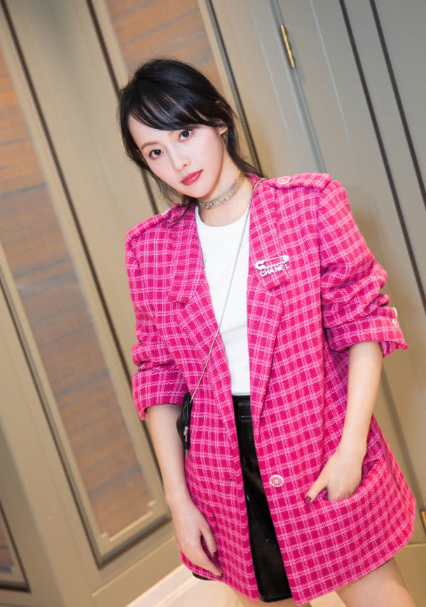 张嘉倪出席活动,腿上淤青引起网友议论,网友:就最后那张性感!